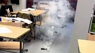 Älypuhelin savuaa luokkahuoneen lattialla.