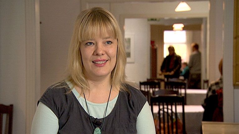 Psykologi Heli Heiskanen haastattelukuvassa.