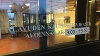 Opaste Alavuden kaupungintalon ovessa