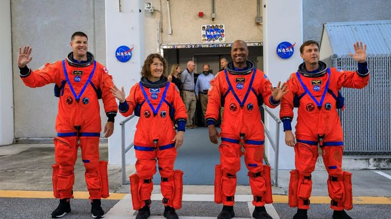 4 astronauter i röda dräkter.