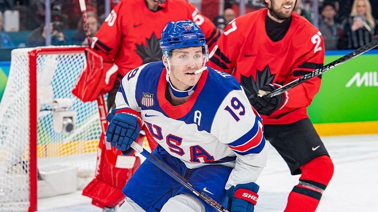 Matthew Tkachuk kiekkoilee USA:n paidassa.