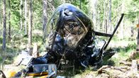 Euraan pudonneen helikopterin hylky keskellä metsää onnettomuuden jälkeen.