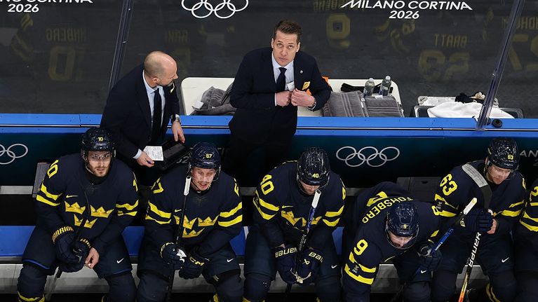 Ruotsin päävalmentaja Sam Hallam vaihtopenkin takana.
