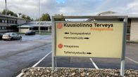 Kuusiolinna Terveys, Alavuden pääterveysasema ja etupihalla kyltti.