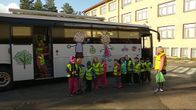 Suomen ainoa päiväkotibussi toimii Kouvolassa Päiväkotibussi on tuonut esikouluryhmän Tornionmäen entisen koulun pihalle.