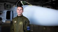 Marcus Wandt framför en ett Gripen-flygplan.