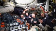 Astronauter i en rymdkapsel på väg mot månen.