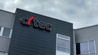 Närbild på grå kontorsbyggnad, företaget Citecs logotyp på husfasaden.