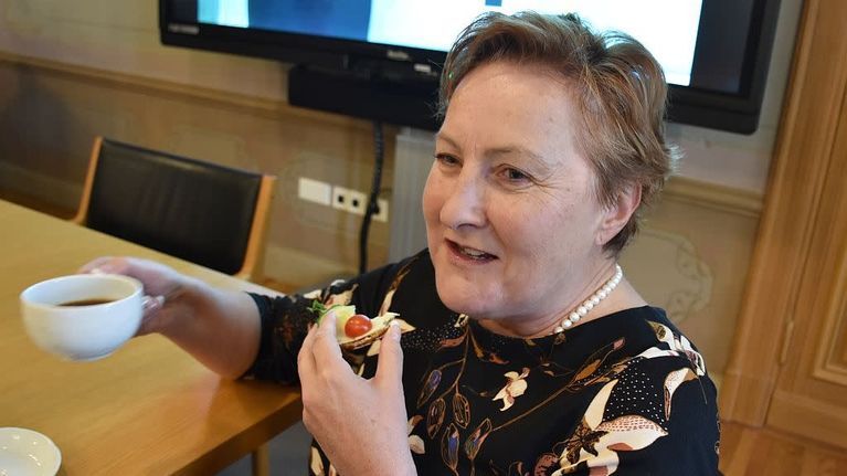 Nainen syö leipää.