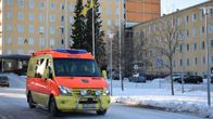 Ambulanssi sairaalan edessä.