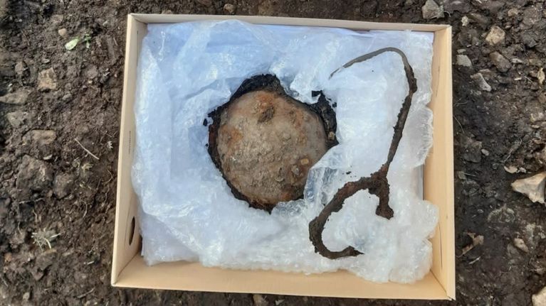 Kilven keskellä ollut metallinen kupura ja soljen jäänteet muovipehmusteiden päällä pahvilaatikossa. 