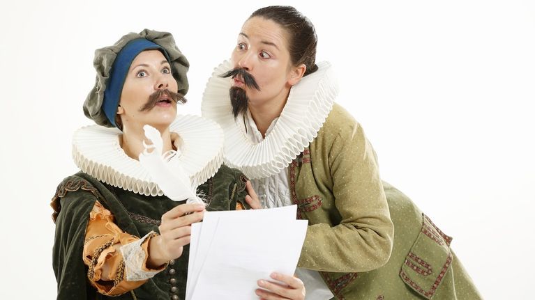 Teaterrecension: Shakespeare möter Monty Python i inhemskt scenspex ...