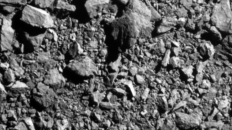 Asteroidin pintaa Nasan DART-luotaimen kuvaamana. 