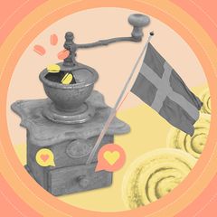 Kuvassa on vanhanaikainen kahvimylly johon menee kahvipapuja ja jonka lokeroon on laitettu Ruotsin lippu.