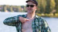 Veli Huovinen näyttää leikkausarpea rinnassaan. 