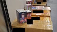 Poliisin takavarikoimia sähkösavukkeita käytävällä pahvilaatikossa.