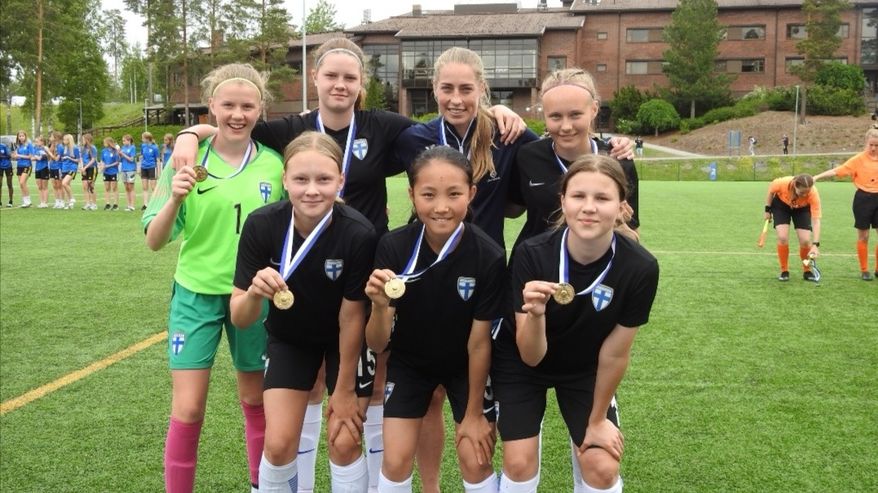 Queenie Xiang tillsammans med Linda Sällström och "Team Sällström" i Eerikkilä 2022.