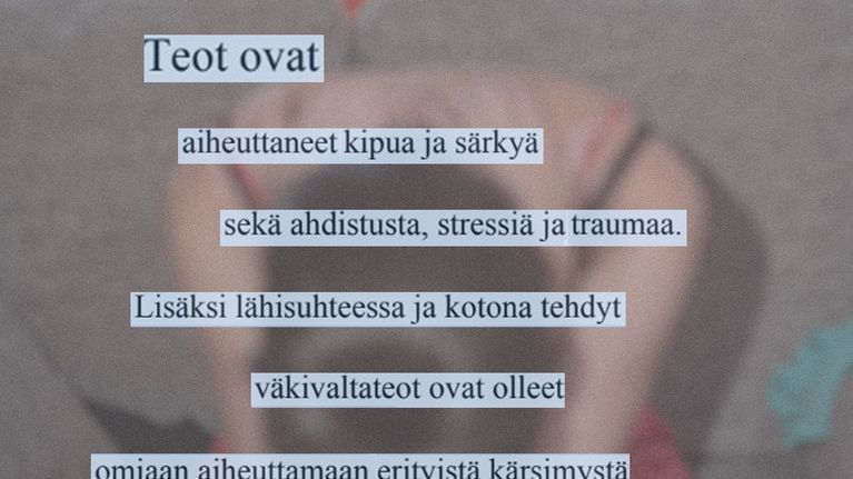 Kuvituskuva naisesta pää painoksissa istumassa sängyllä. Päälle on leikattu tekstikappaleita käräjäoikeuden tuomiosta.