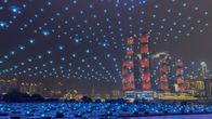 Droonit nousevat valoshowssa taivaalle Kiinan Chongqingissa.