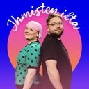 Kuvassa toimittajat Reetta Arvila ja Olli Aimola selät vastakkain. Kuva on Ihmisten ilta -radio-ohjelman ohjelmakuva.
