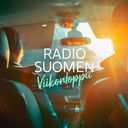 Kuvassa Radio Suomen Viikonloppu -ohjelman ohjelmakuva. Kuvassa näkymä auton sisältä ulospäin.