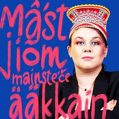Värikkäässä kuvassa on podcastin juontaja Sara Kelemeny.