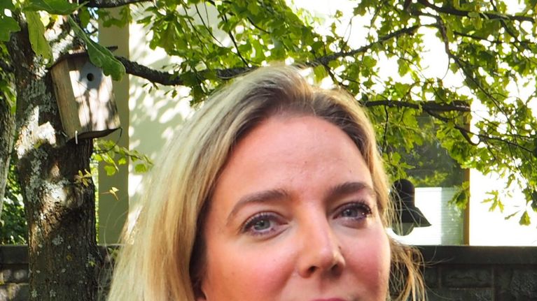 Lastensuojelun keskusliiton erityisasintunija Laura Holmi katsoo kameraan. 
