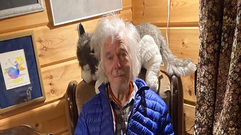 Kauko Launonen ja Tum Tum -nalle nojatuolissa.