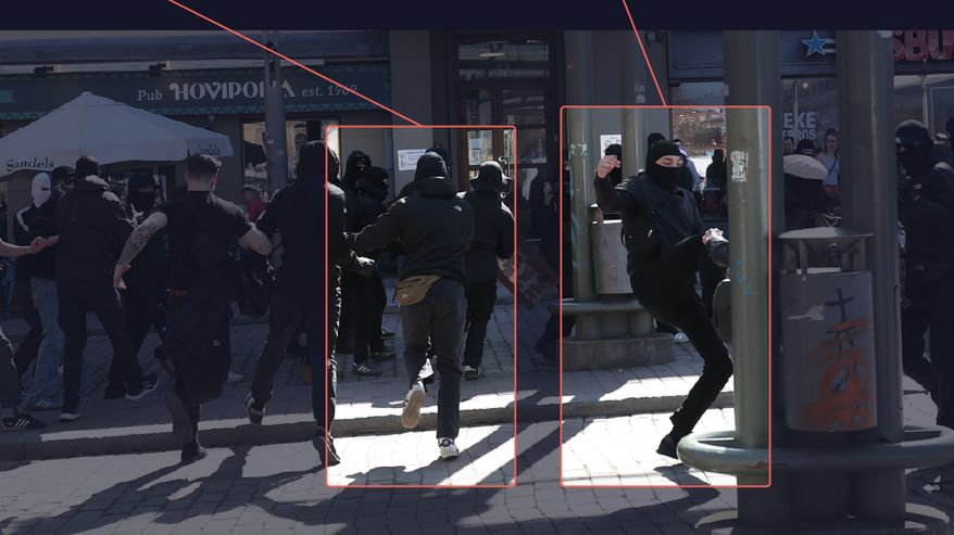 Mielenosoituksessa mustiin pukeutuneet henkilöt liikkuvat kadulla Tampereella.