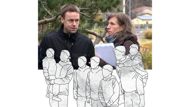 Valokuva, jossa on mies mustassa takissa ja nainen ruskeassa takissa, etualalla piirroskuva seitsemästä eri-ikäisestä lapsesta.
