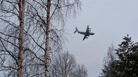 Taivaalla lentävä Naton lentokone.