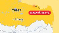 Karttakuva, jossa Tiibetin alue ja Lhasa on merkitty, ja punainen laatikko sekä teksti ”MAANJÄRISTYS” osoittavat sijaintia.