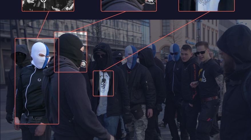 Mielenosoituksessa mustiin pukeutuneet henkilöt liikkuvat kadulla Tampereella.