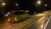 Videolta otetussa kuvakaappauksessa näkyy kuinka Flixbus ohittaa ajoneuvon vastaantulevien kaistalla ajaen.