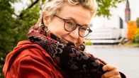 Kirjailija Sirpa Kähkönen Töölönlahden maisemissa syksyllä