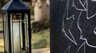 Hautakivi ja -lyhty Kauniaisten hautausmaalla.