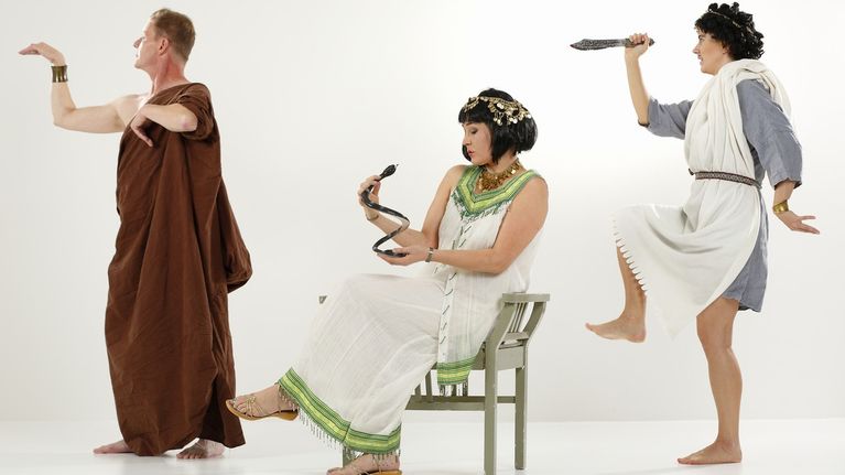 Teaterrecension: Shakespeare möter Monty Python i inhemskt scenspex ...