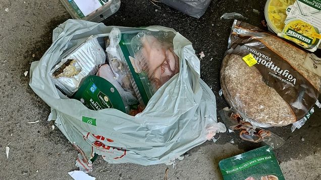 Revenneitä ruokakasseja maassa.