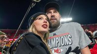Taylor Swift ja Travis Kelce seisovat lähekkäin.