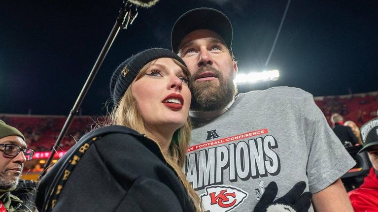 Taylor Swift ja Travis Kelce seisovat lähekkäin.