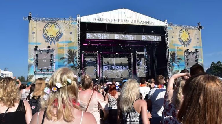 Yleisöä festivaaleilla, lavalla Robin ja lavan yläreunassa lukee Raumanmeren juhannus.