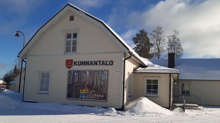 Soinin kunnantalo kuvattuna talviauringossa helmikuussa 2022.