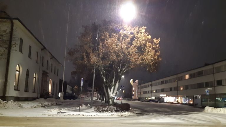 Alavuden keskustan risteys marraskuisena iltana.