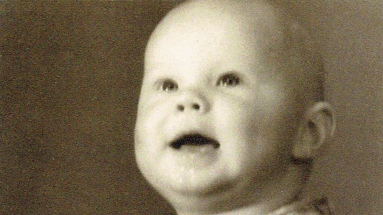 Vesa-Matti Loiri pienenä lapsena. Hän pitää puuesinettä kädessään ja katsoo kameran ohi yläviistoon.