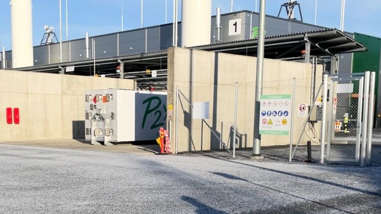 Uusi tehdasrakennus, portti ja kontti.