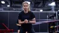 Susanna Tapani harjoittelee kuminauhan kanssa.