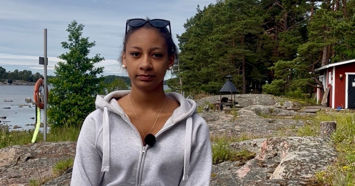 Юноши и девушки из Хельсинки делятся впечатлениями от летнего лагеря по изучению христианства на острове Лекхолмен