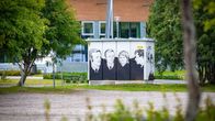 Pohjois-Savossa Suonenjoen Taideseura maalautti paikallisten olympiasankareiden ja jalkapalloilijan muotokuvat urheilukentän läheisyydessä sijaitsevaan muuntamokaappiin.