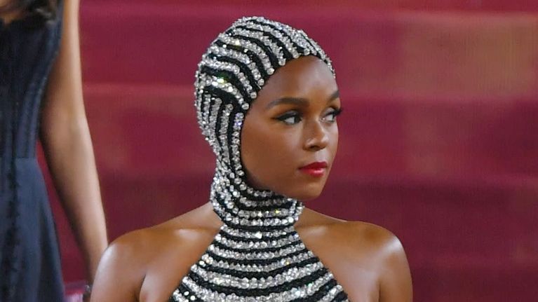 Janelle Monae hupullisessa mustassa ja hopealla kuvioidussa juhla-asussaan.