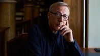 Sixten Korkman nojaa käteensä.